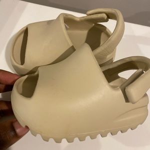 Infant yeezy slides 4K